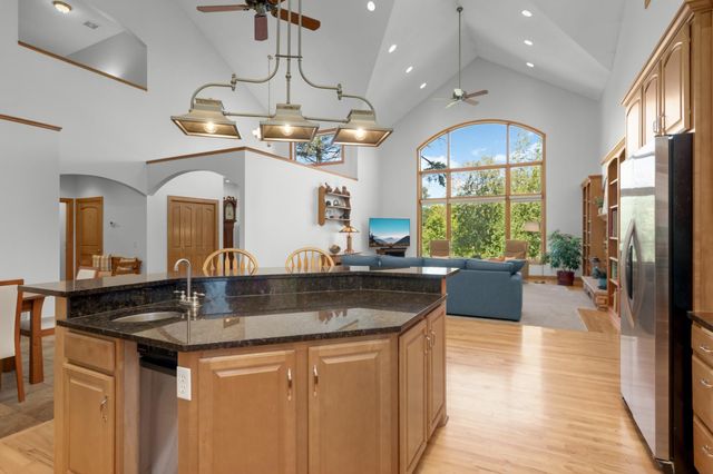 1085 Parkview Lane, Victoria, MN 55386