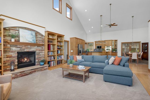 1085 Parkview Lane, Victoria, MN 55386