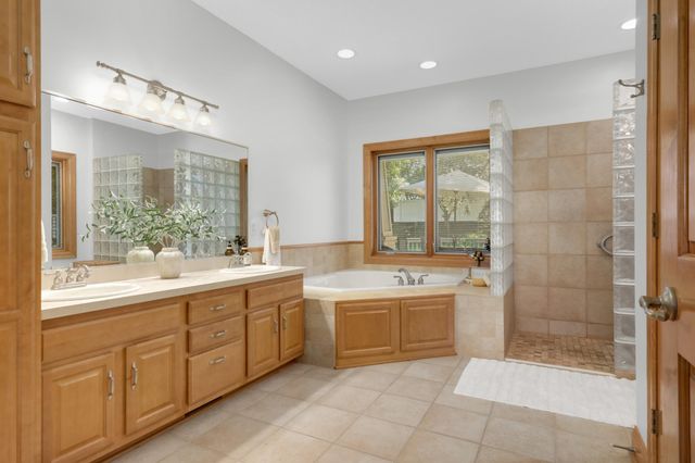 1085 Parkview Lane, Victoria, MN 55386