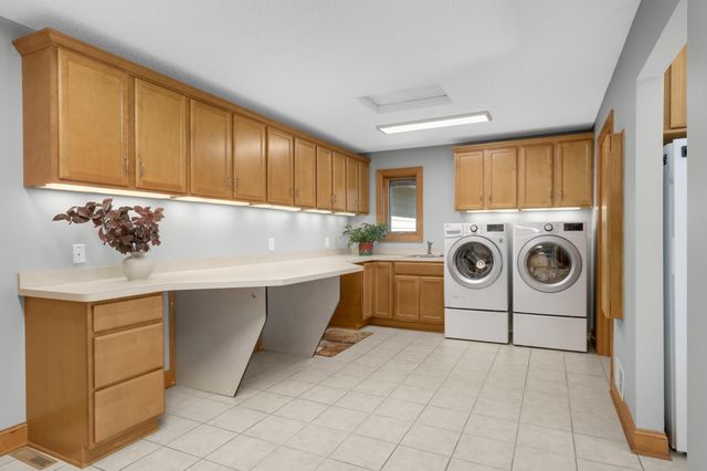 1085 Parkview Lane, Victoria, MN 55386