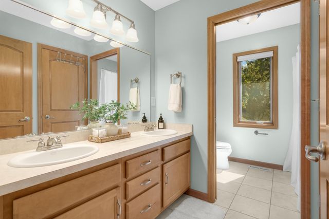 1085 Parkview Lane, Victoria, MN 55386