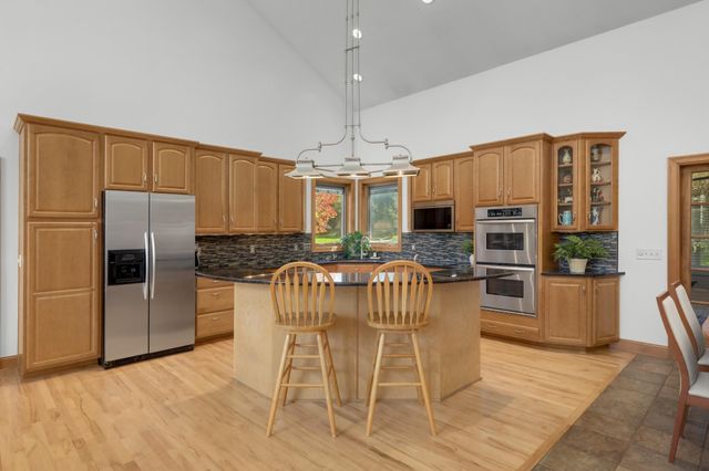 1085 Parkview Lane, Victoria, MN 55386