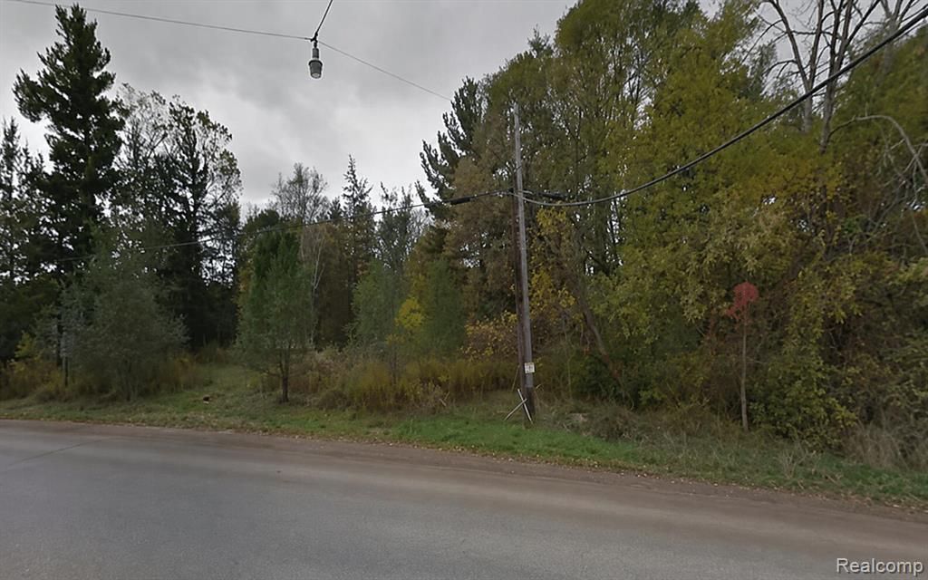 8983 Pontiac Lake Road, White Lake, MI 48386