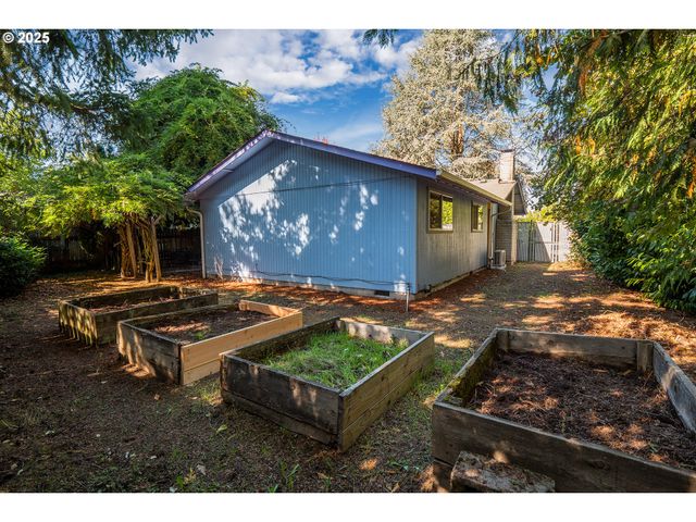 3080 HARLOW Rd, Eugene, OR 97401