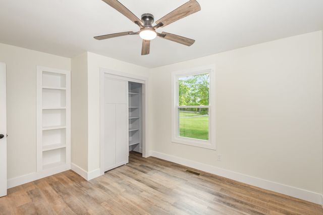 231 S Palmers Chapel Rd, Cottontown, TN 37048