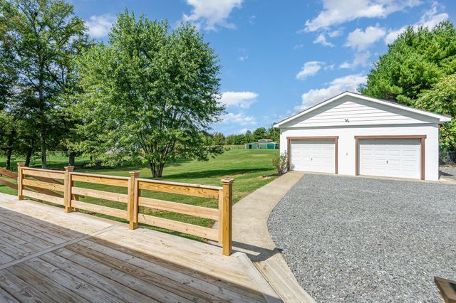 231 S Palmers Chapel Rd, Cottontown, TN 37048