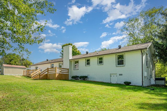 231 S Palmers Chapel Rd, Cottontown, TN 37048