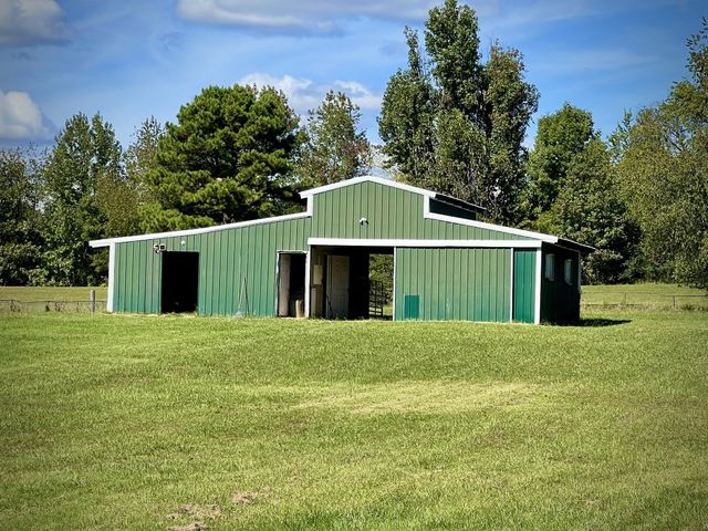 231 S Palmers Chapel Rd, Cottontown, TN 37048