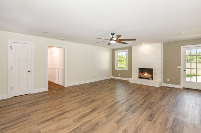 231 S Palmers Chapel Rd, Cottontown, TN 37048