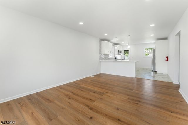 323 S Wood Ave, Linden City, NJ 07036
