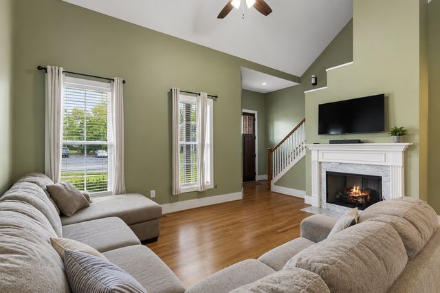 22 Twin Oaks Dr, Nashville, TN 37211