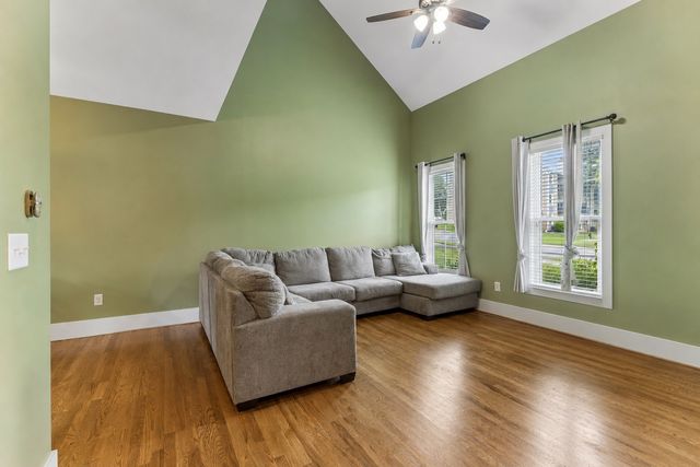 22 Twin Oaks Dr, Nashville, TN 37211