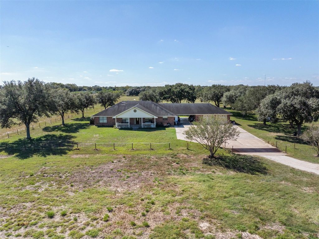 4231 Johnston Road, Wallis, TX 77485