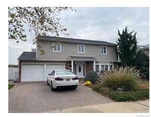2848 Clubhouse Road, Merrick, NY 11566