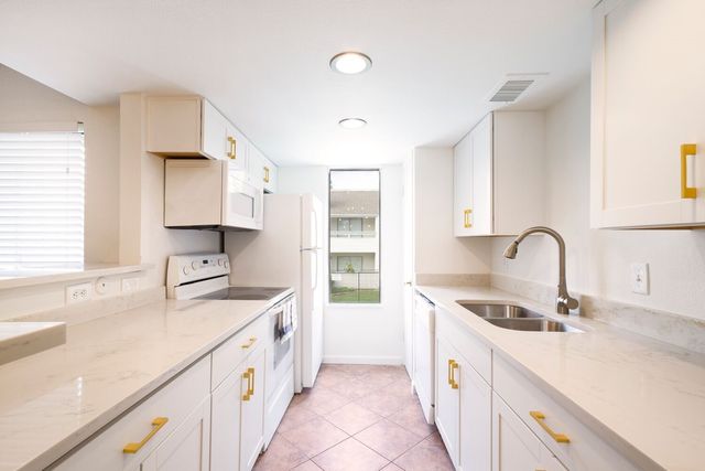 7431 Holly Hill Drive 227, Dallas, TX 75231