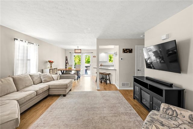 102 Cranbrook Ter, Webster, NY 14580