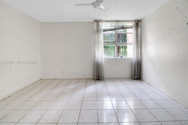 942 NE 199th St 2F, Miami, FL 33179