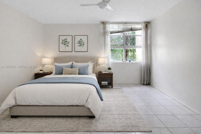 942 NE 199th St 2F, Miami, FL 33179