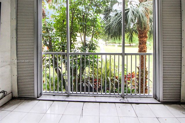 942 NE 199th St 2F, Miami, FL 33179