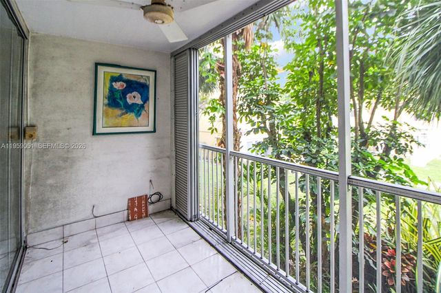 942 NE 199th St 2F, Miami, FL 33179