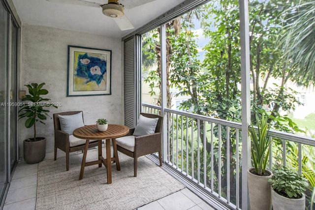 942 NE 199th St 2F, Miami, FL 33179