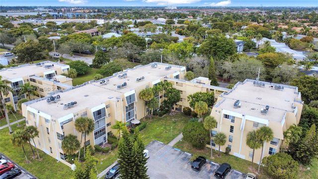 942 NE 199th St 2F, Miami, FL 33179