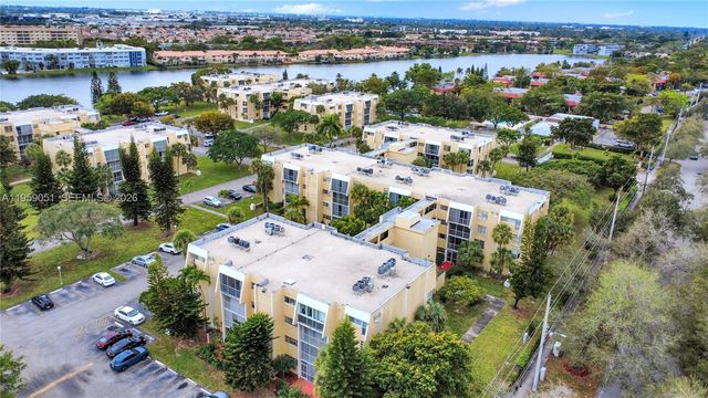 942 NE 199th St 2F, Miami, FL 33179