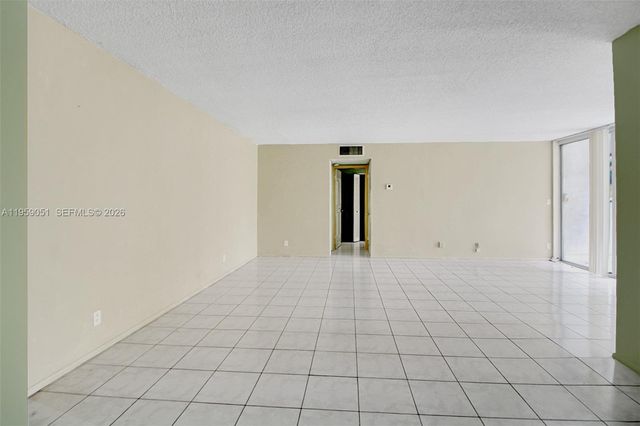 942 NE 199th St 2F, Miami, FL 33179