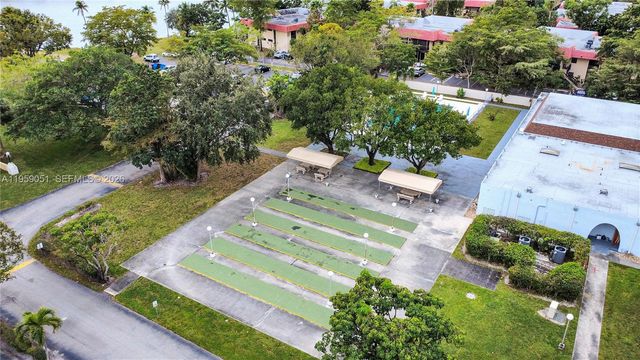 942 NE 199th St 2F, Miami, FL 33179