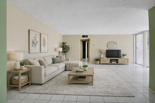 942 NE 199th St 2F, Miami, FL 33179