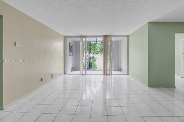 942 NE 199th St 2F, Miami, FL 33179