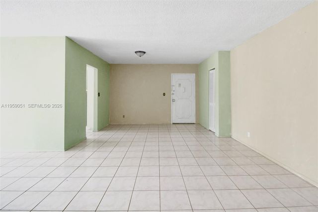 942 NE 199th St 2F, Miami, FL 33179