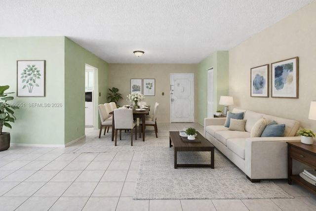 942 NE 199th St 2F, Miami, FL 33179