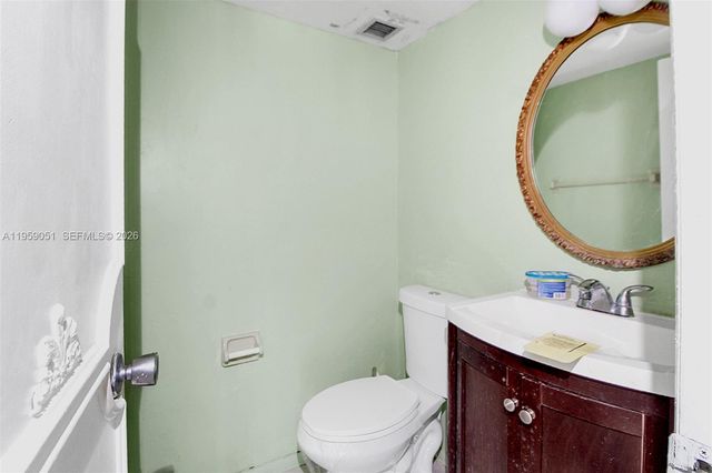 942 NE 199th St 2F, Miami, FL 33179