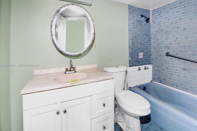 942 NE 199th St 2F, Miami, FL 33179