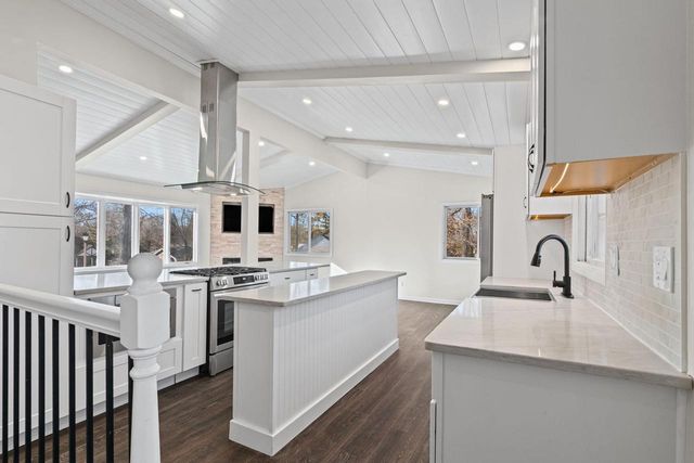 560 Free Church DRIVE, Williams Bay, WI 53191