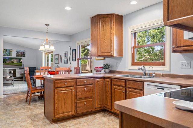725 Hanson COURT, Onalaska, WI 54650