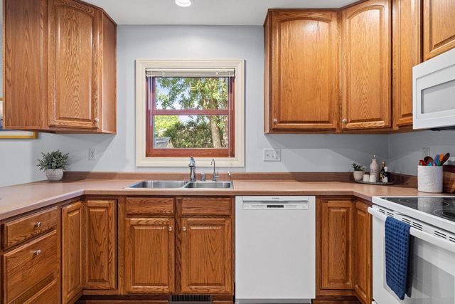 725 Hanson COURT, Onalaska, WI 54650