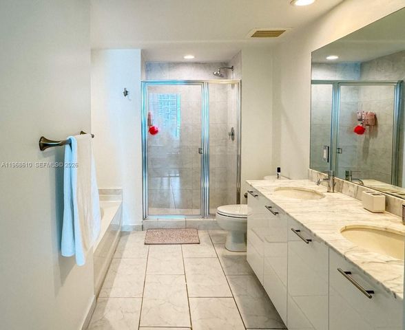 950 Brickell Bay Dr 1504, Miami, FL 33131