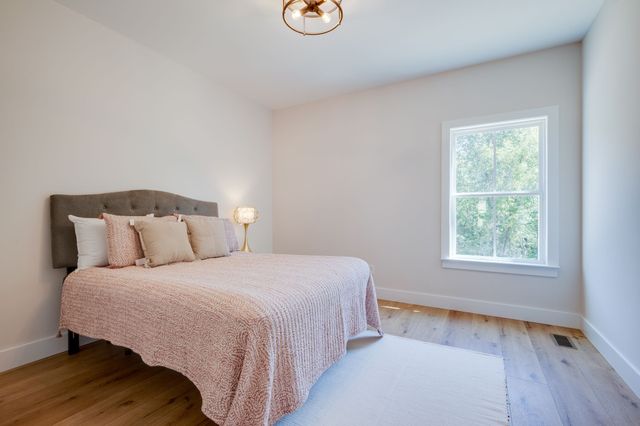 1260 Old County House Road, Charlotte, TN 37036