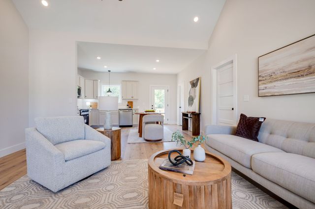 1260 Old County House Road, Charlotte, TN 37036
