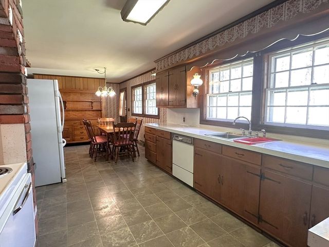 1163 Old Fall River Rd, Dartmouth, MA 02747
