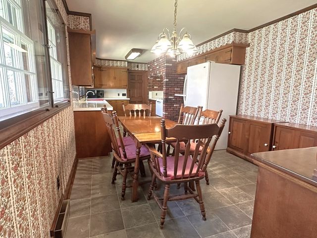 1163 Old Fall River Rd, Dartmouth, MA 02747