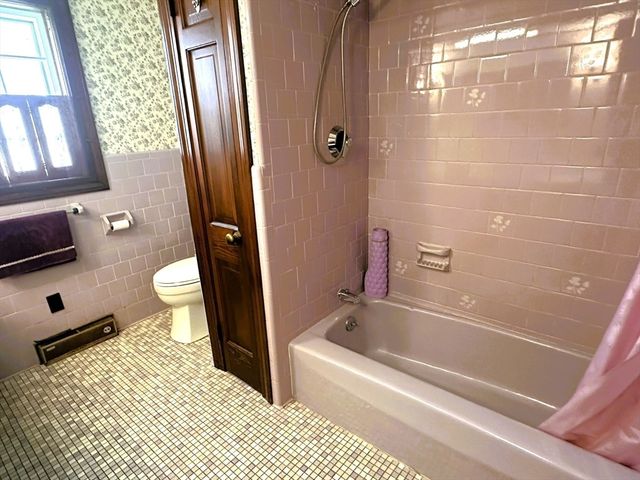 1163 Old Fall River Rd, Dartmouth, MA 02747