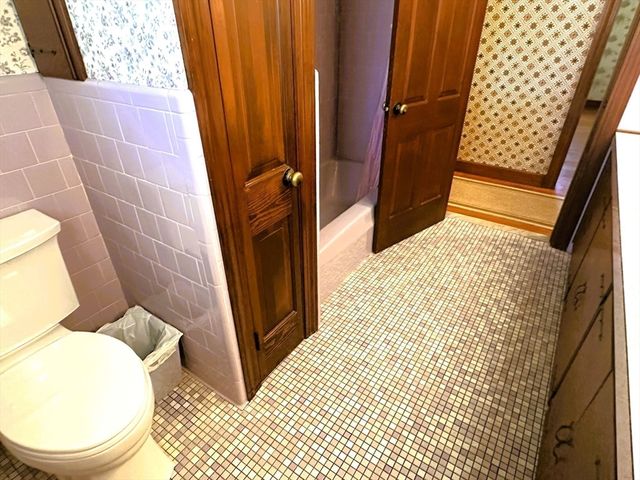 1163 Old Fall River Rd, Dartmouth, MA 02747