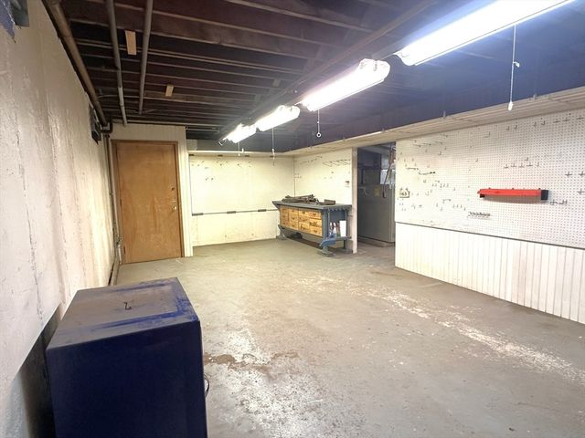 1163 Old Fall River Rd, Dartmouth, MA 02747
