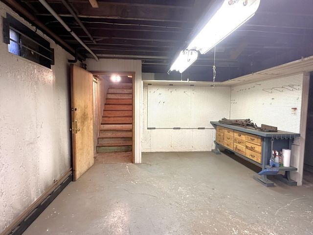 1163 Old Fall River Rd, Dartmouth, MA 02747