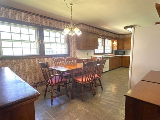 1163 Old Fall River Rd, Dartmouth, MA 02747