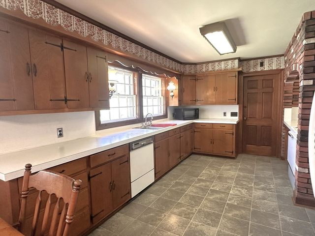 1163 Old Fall River Rd, Dartmouth, MA 02747