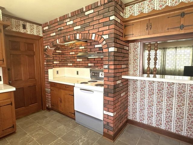 1163 Old Fall River Rd, Dartmouth, MA 02747